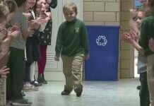 John Oliver Zippay recebido na escola com ovação john oliver zippay