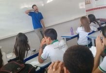 Alunos ajudam Professor
