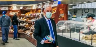 Marcelo apanhado sozinho a comprar pão em Cascais Marcelo Pão